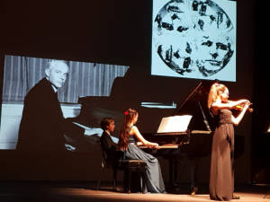 Beatrice (pianoforte) e Anna (violino) e Maxim 